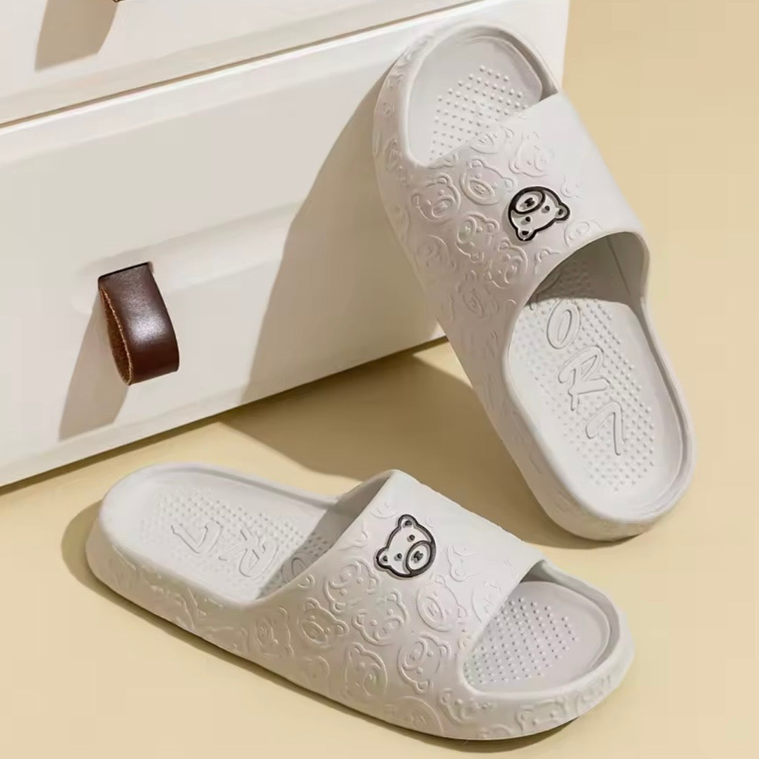 Zapatillas de moda de verano para hombre, sandalias con estampado de osito, baño interior, antideslizantes, suaves, zapatos informales para dormitorio para mujer, pareja