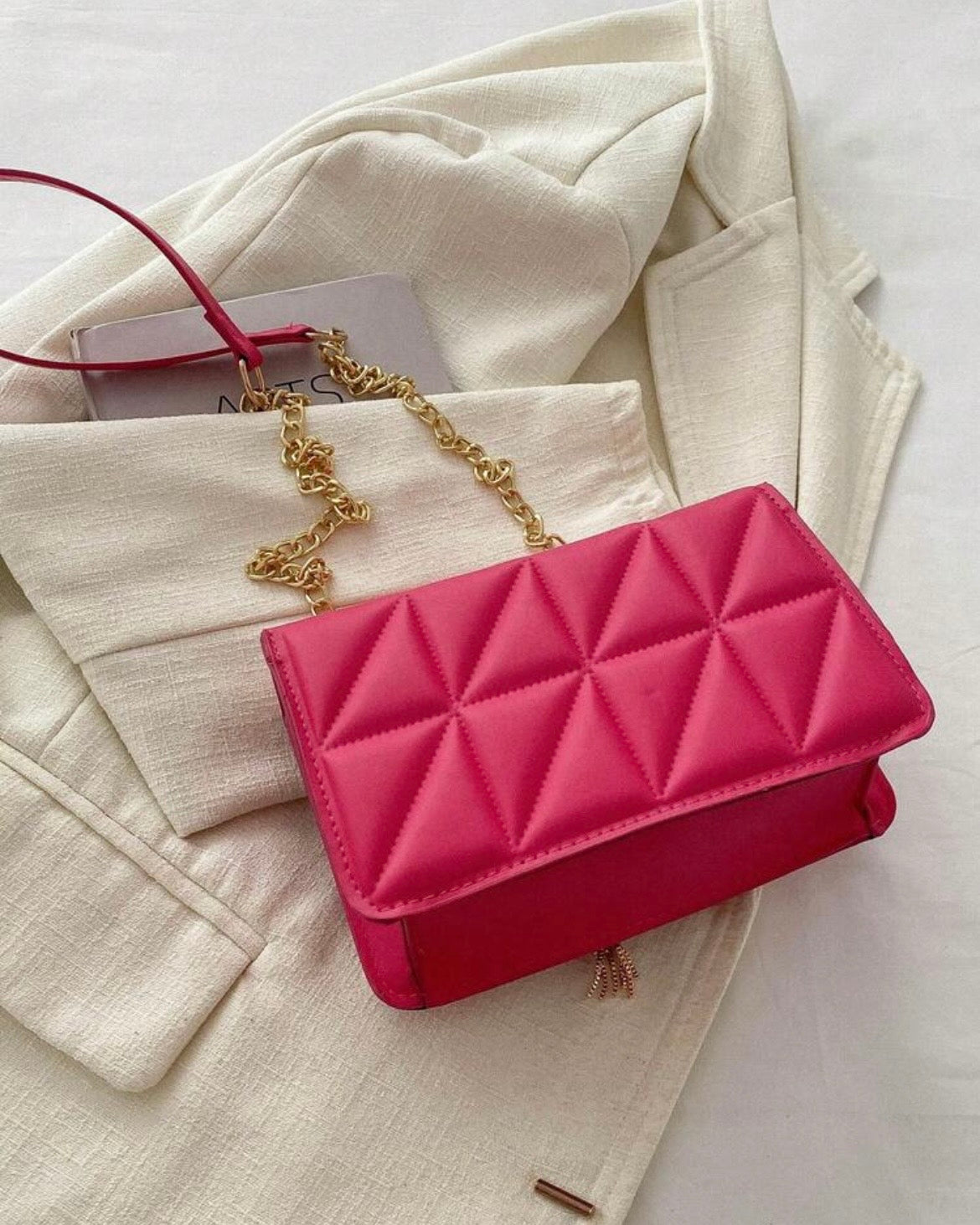 Cartera Bandolera con Diseño de Diamantes y Herraje de Lujo