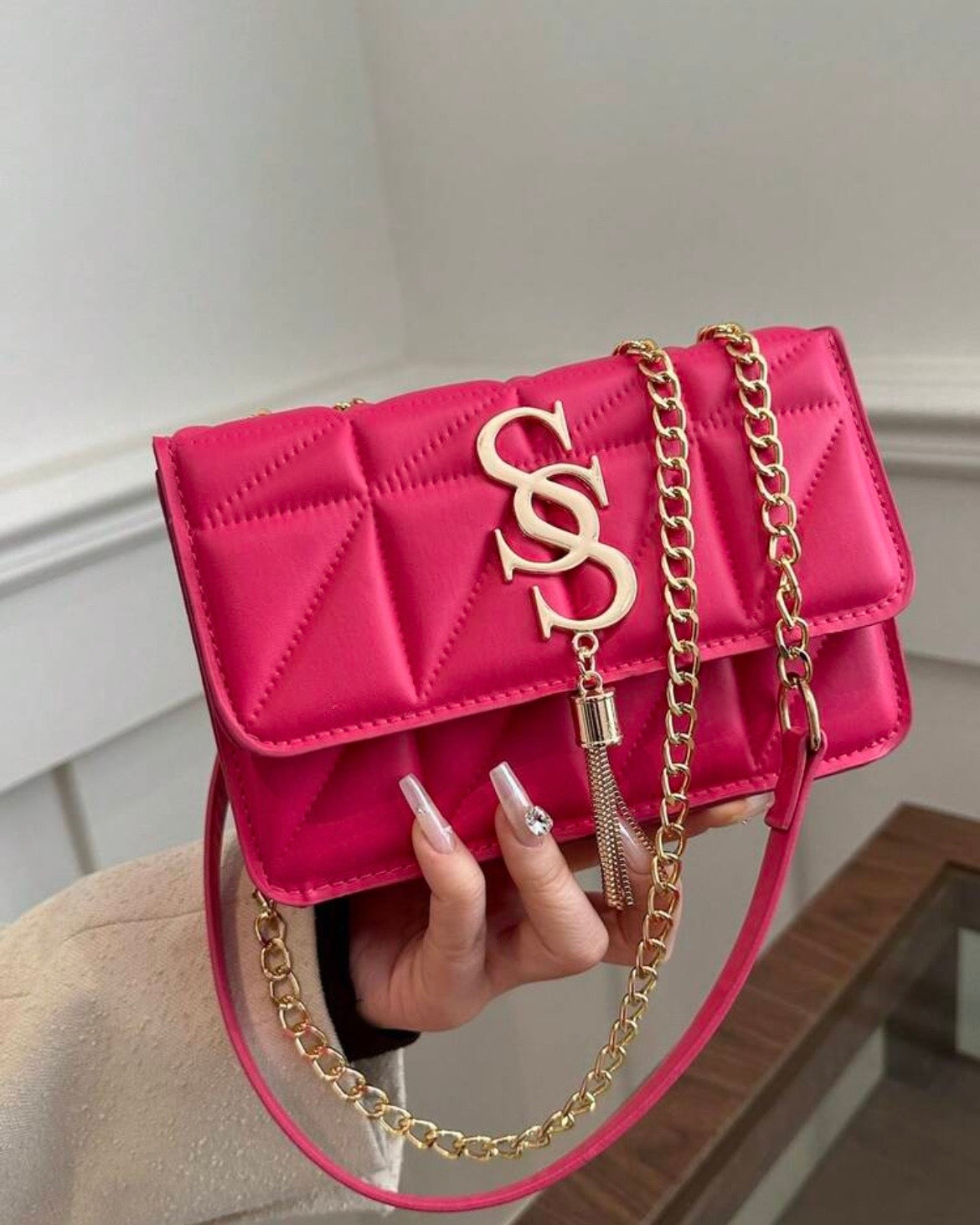 Cartera Bandolera con Diseño de Diamantes y Herraje de Lujo