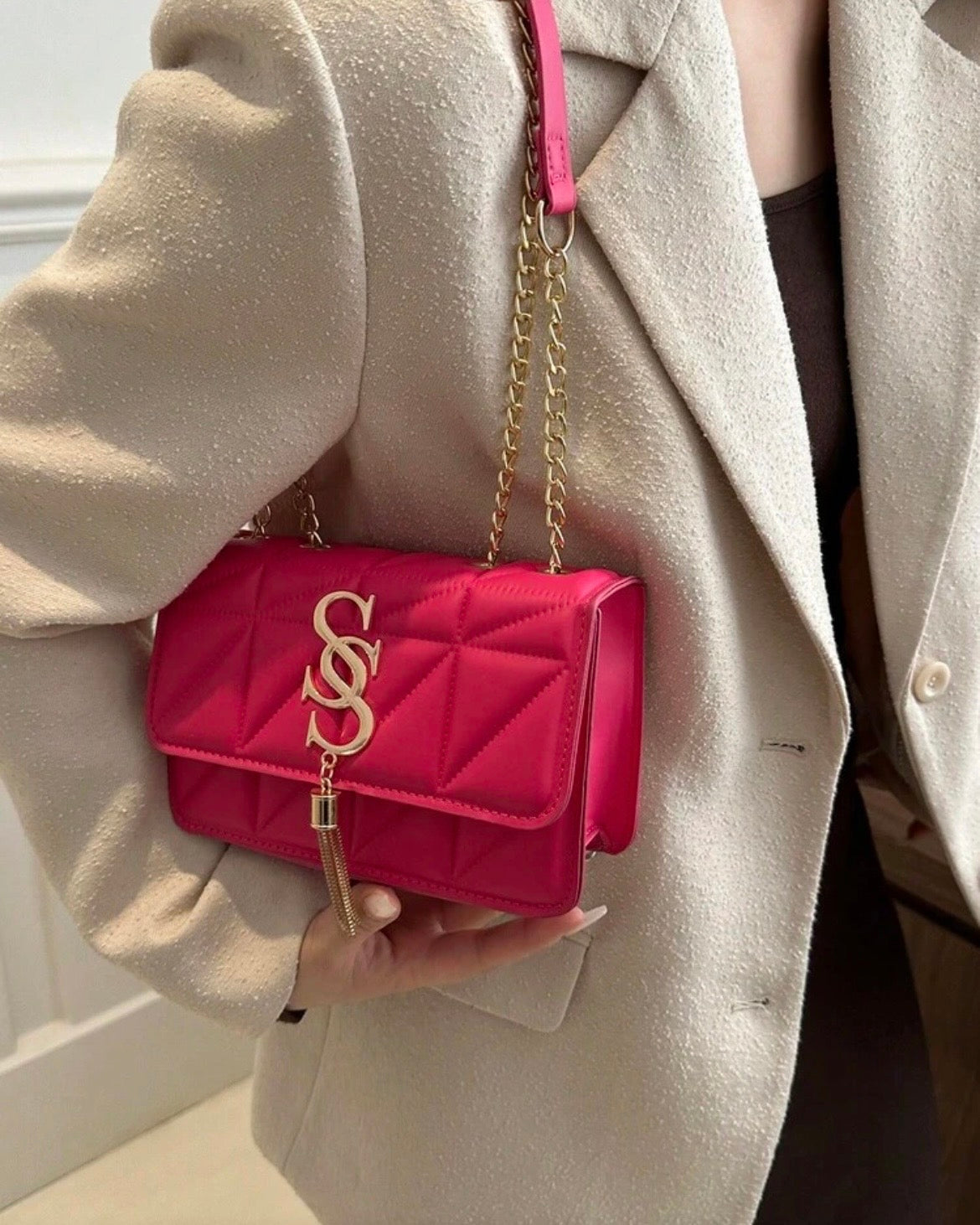 Cartera Bandolera con Diseño de Diamantes y Herraje de Lujo