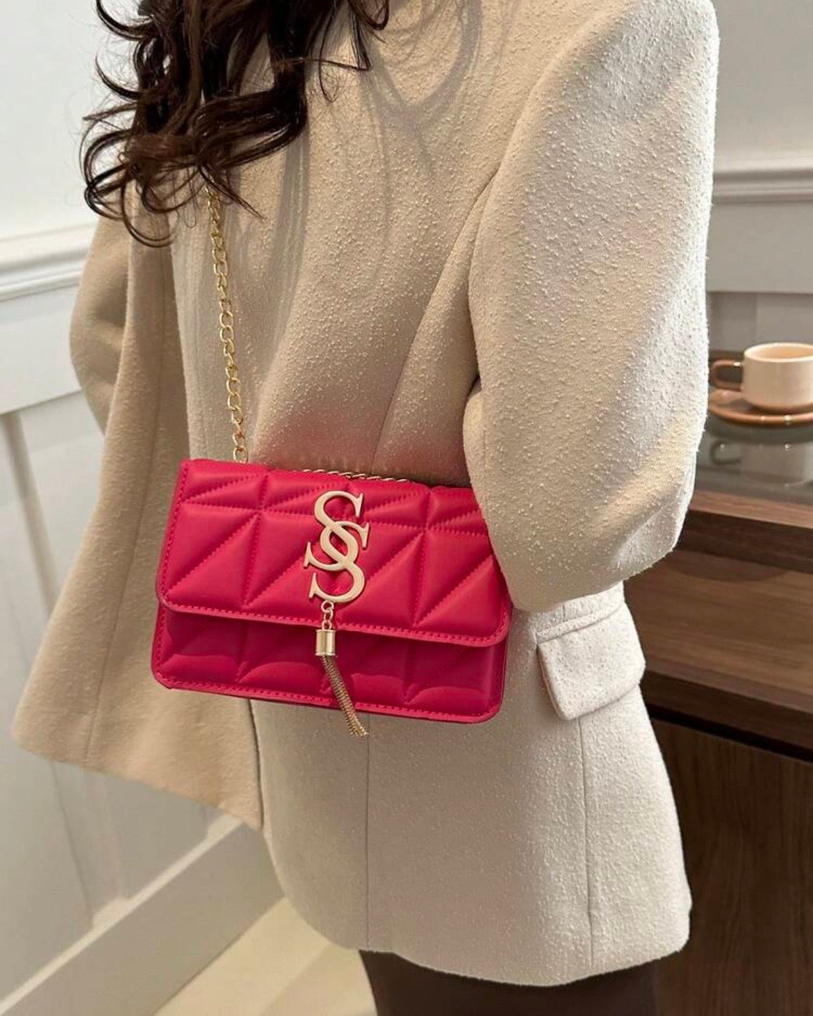 Cartera Bandolera con Diseño de Diamantes y Herraje de Lujo