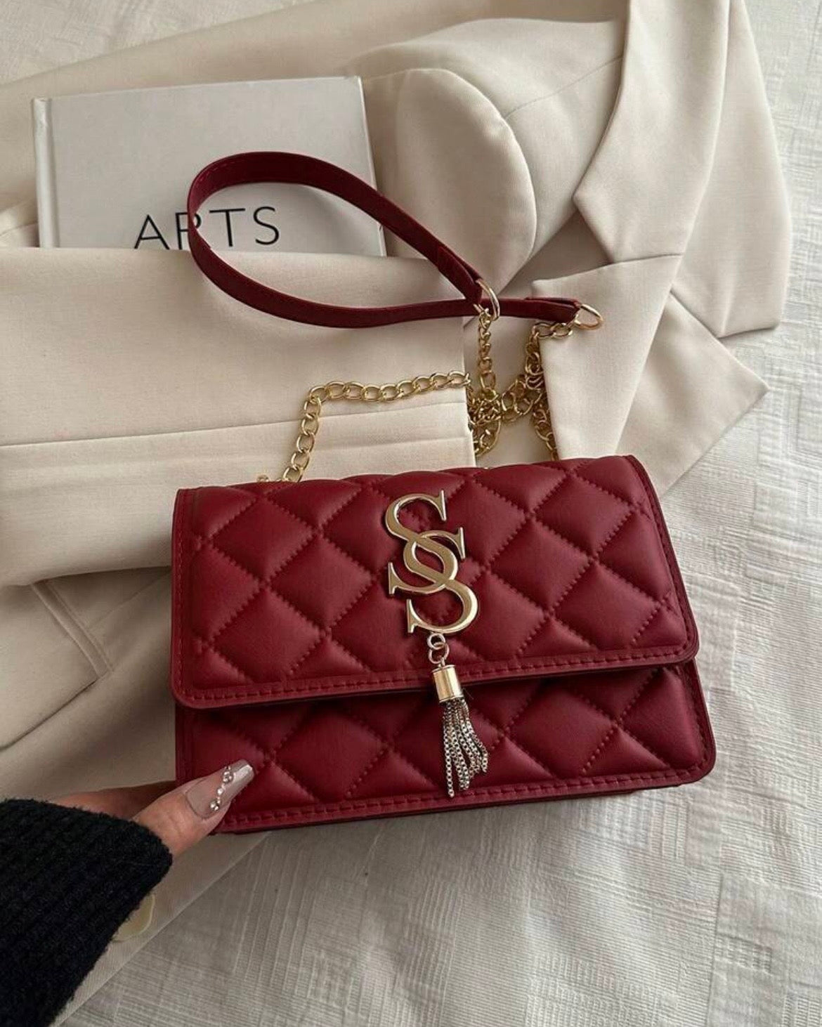 Cartera Bandolera con Diseño de Diamantes y Herraje de Lujo
