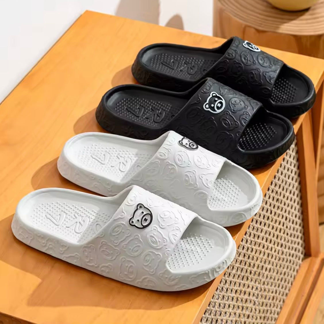 Zapatillas de moda de verano para hombre, sandalias con estampado de osito, baño interior, antideslizantes, suaves, zapatos informales para dormitorio para mujer, pareja