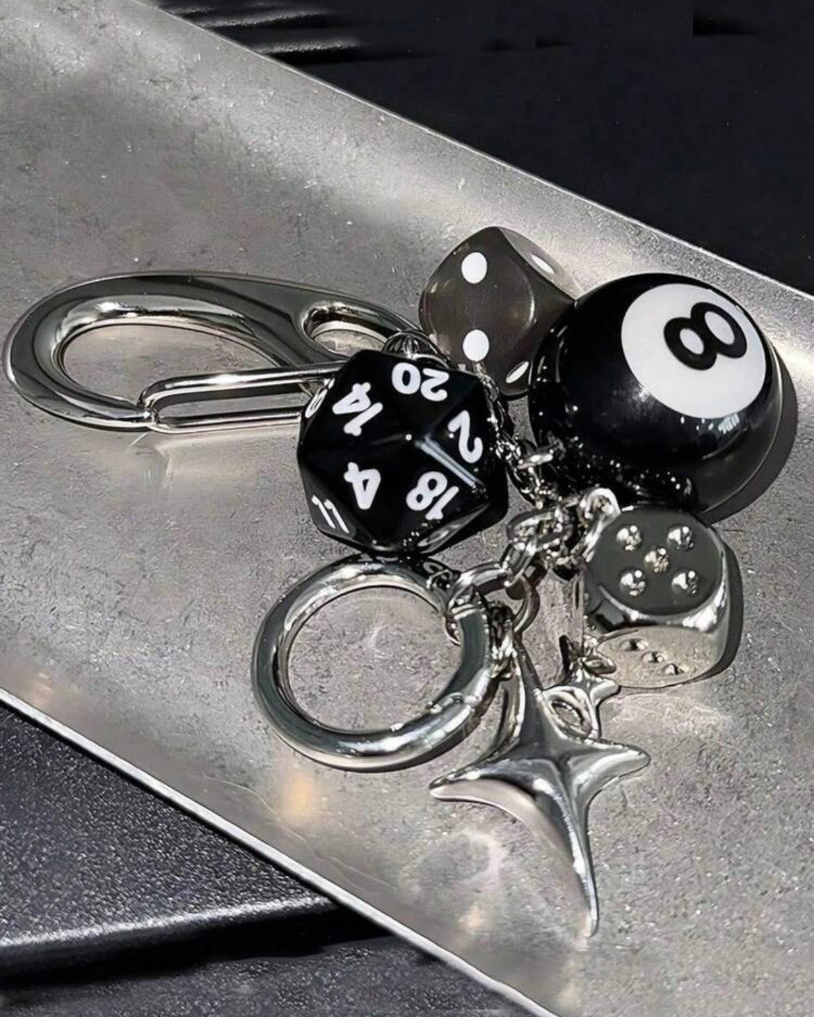 Llavero Con Colgante de Dado con Número 8