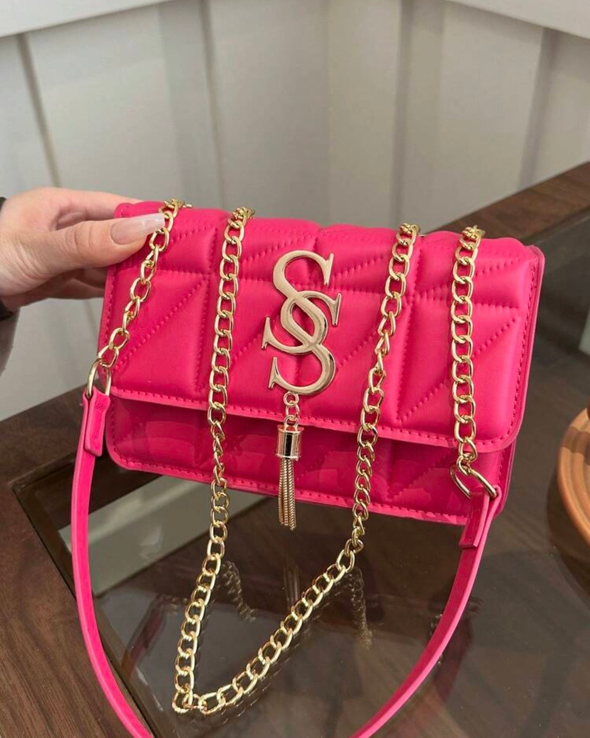 Cartera Bandolera con Diseño de Diamantes y Herraje de Lujo