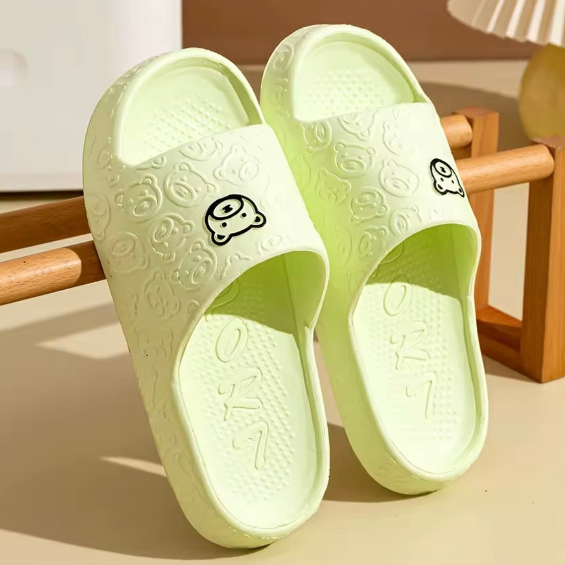 Zapatillas de moda de verano para hombre, sandalias con estampado de osito, baño interior, antideslizantes, suaves, zapatos informales para dormitorio para mujer, pareja