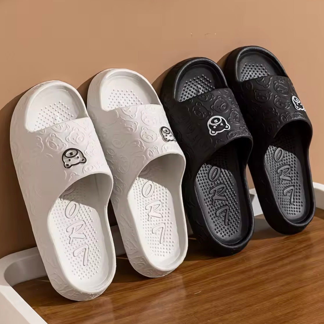 Zapatillas de moda de verano para hombre, sandalias con estampado de osito, baño interior, antideslizantes, suaves, zapatos informales para dormitorio para mujer, pareja