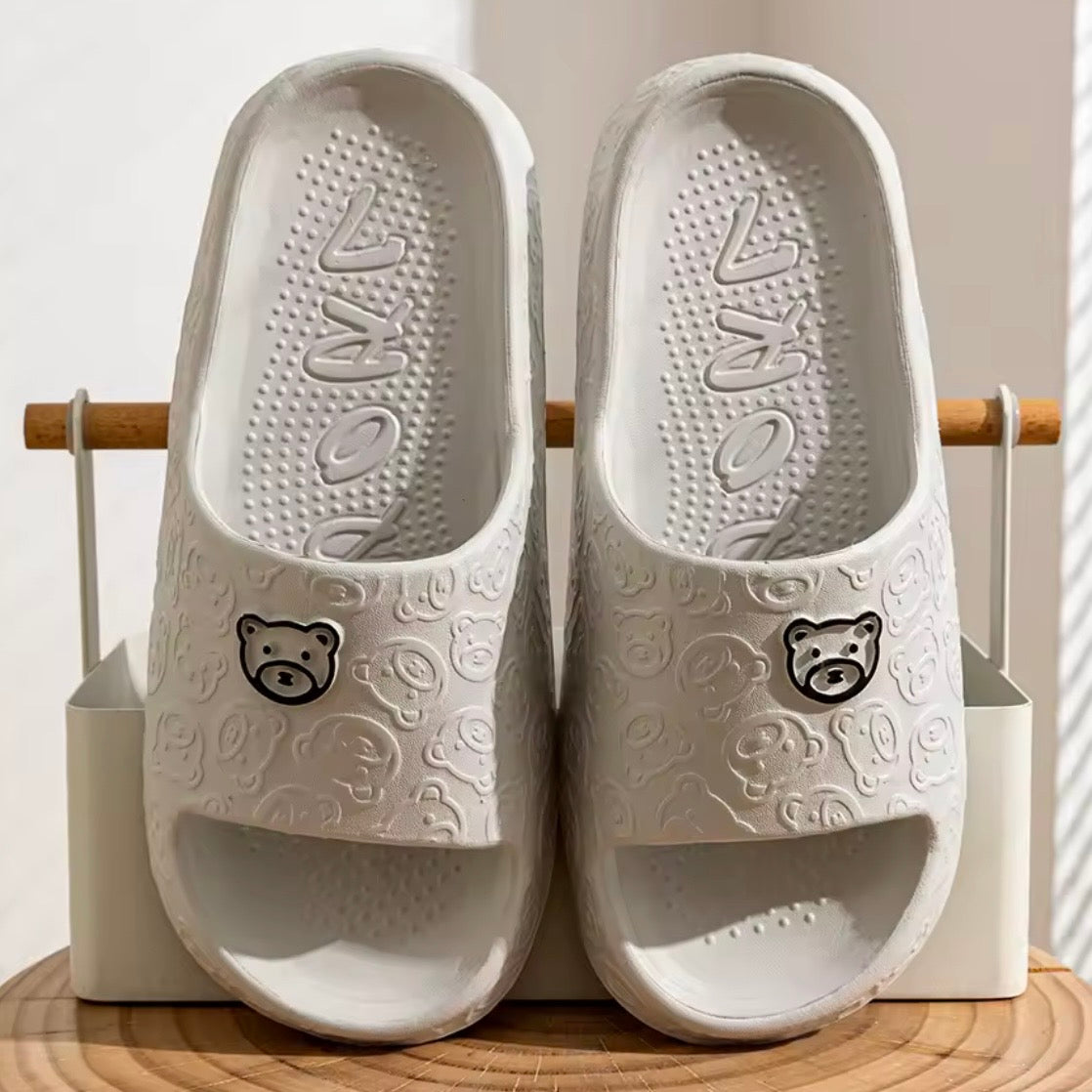 Zapatillas de moda de verano para hombre, sandalias con estampado de osito, baño interior, antideslizantes, suaves, zapatos informales para dormitorio para mujer, pareja