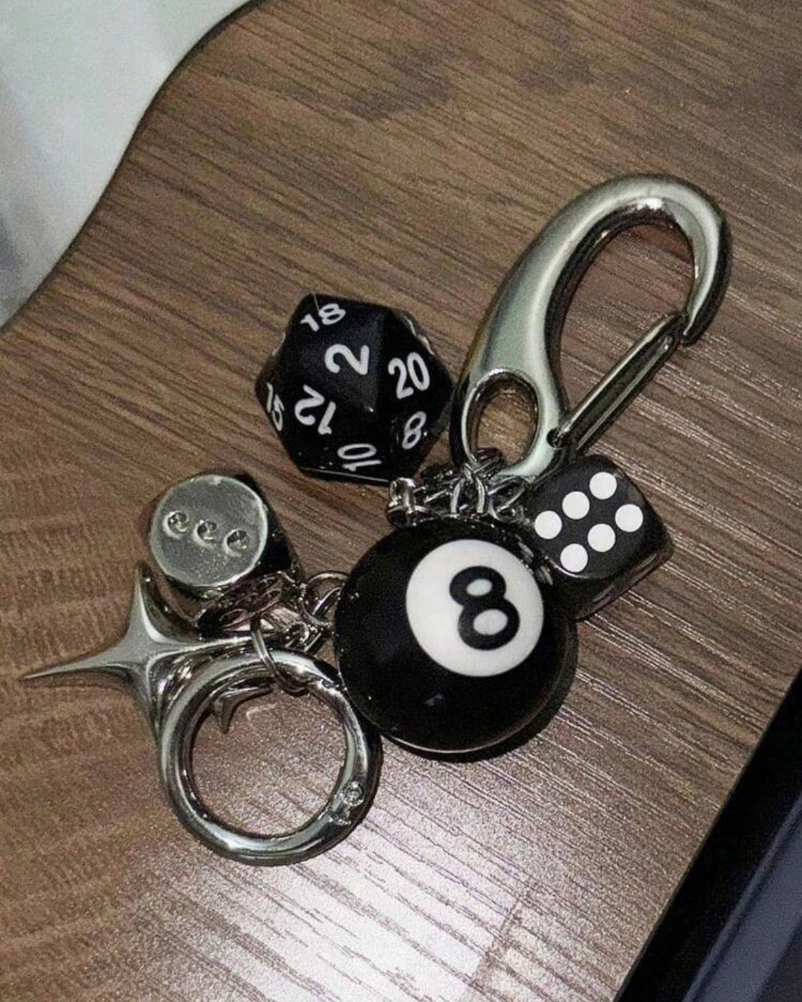 Llavero Con Colgante de Dado con Número 8